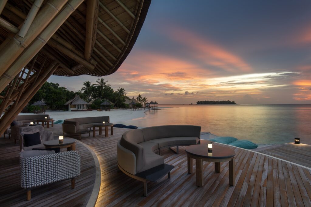 Diseño y la Naturaleza Se Encuentran imagen que enseña como el bar restaurante invita a los comensales a vivir una experiencia de relax y tranquilidad con el sitio 