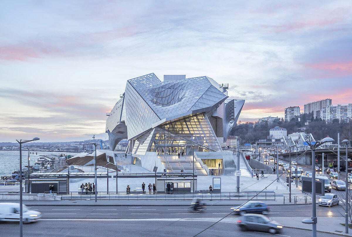 Edificio Museo Musée des Confluences es creado a partir de la forma de una nube, que transmite asombro y lleva al espectador hacia el futuro próximo