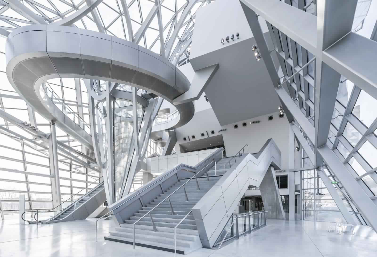 Vista interior del Museo, se aprecia un entorno cerrado con mucha formas curvas y bien definida