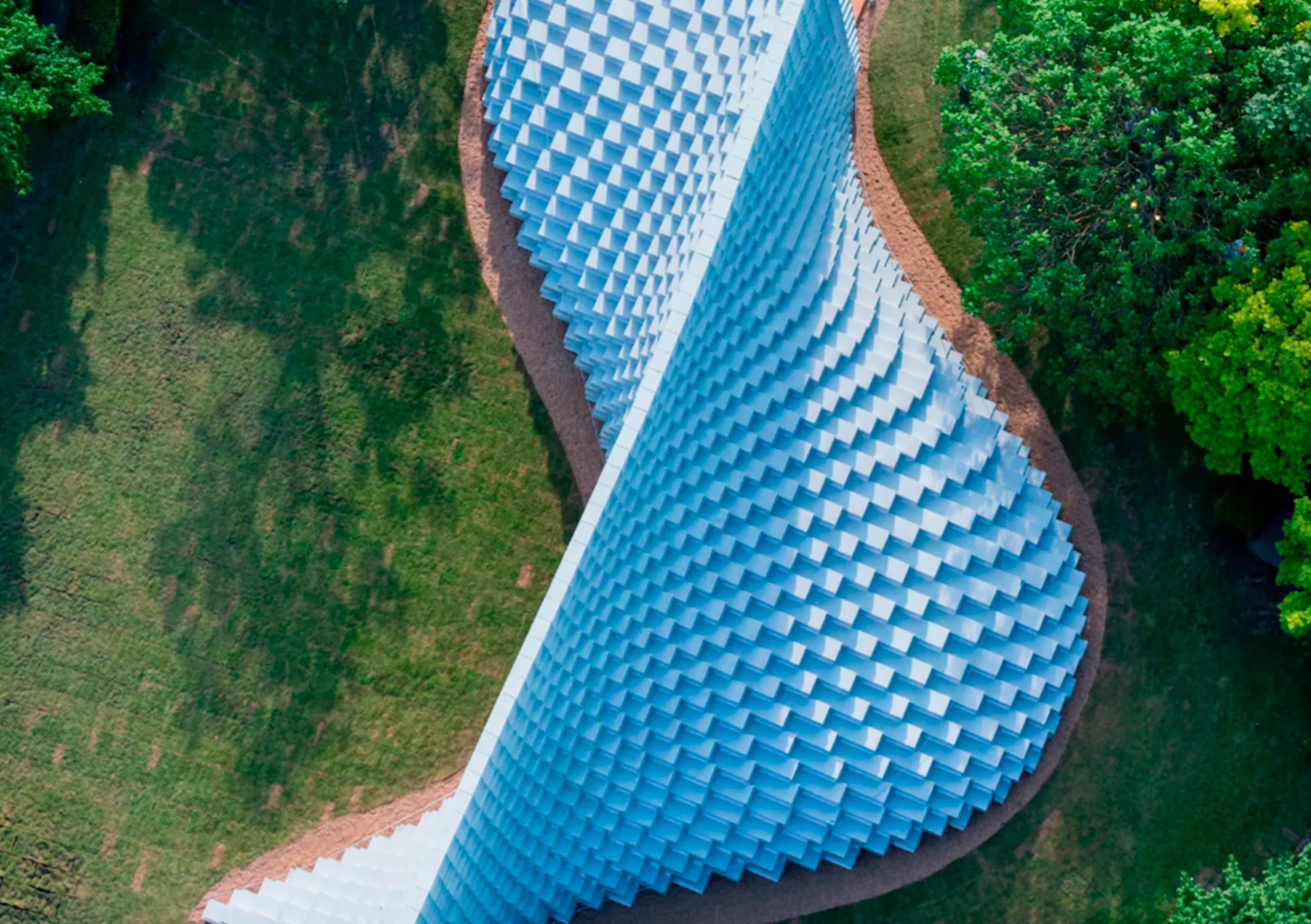 Innovación del Pabellón Serpentine por BIG. POstal de la obra Pavilion serpentine desde una vista aérea mostrando la forma organiza que contiene la obra e este caso