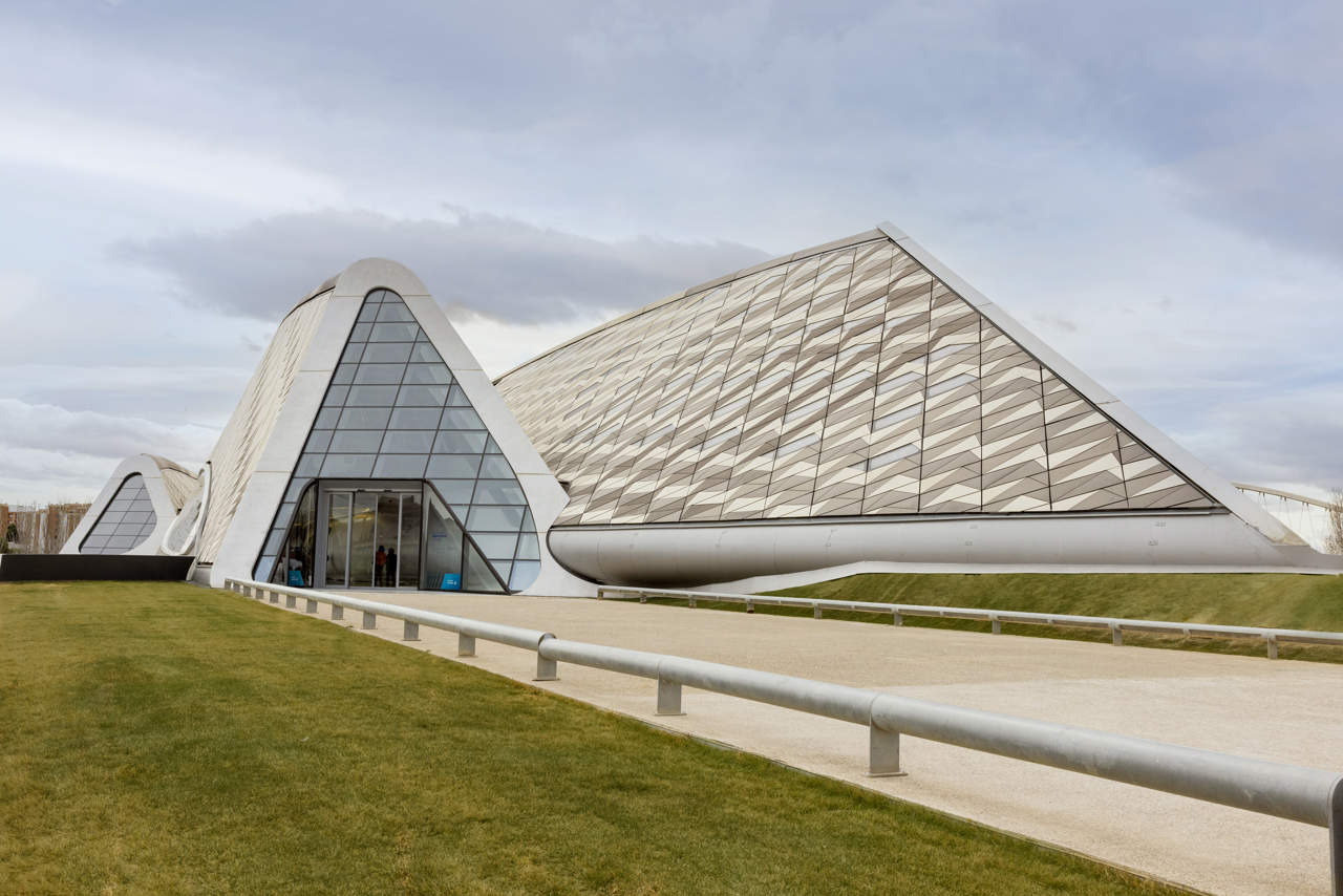 pabellón del puente de Zaragoza realizado por el renombrado estudio Zaha Hadid en el cual muestra la entrada al reciento