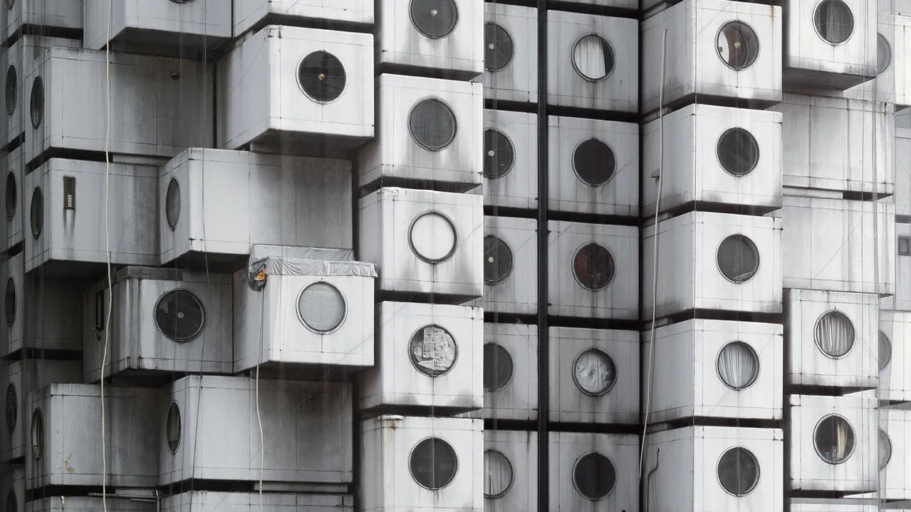 Imagen de las capsulas modulares y flexibles de Nakagin Capsule Tower en Tokio.