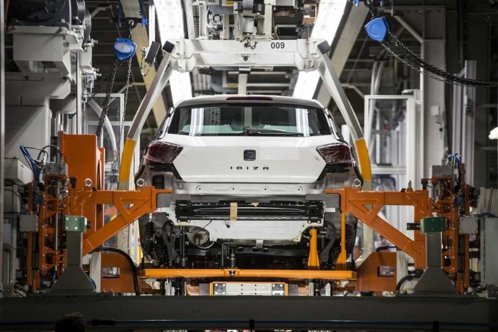 Se observa un coche SEAT Ibiza blanco en el centro de Martorell durante el proceso de fabricación Aditiva SEAT