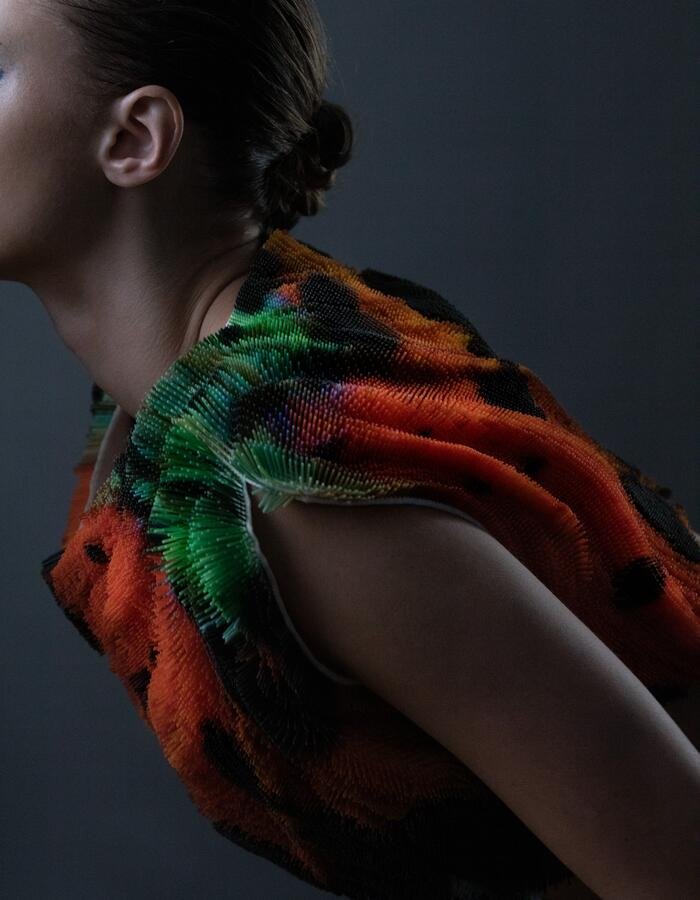 El Setae Jacket de Julia Koerner publicada en 2019. la imagen se ven los detalles de la pieza de moda fabricada con impresion 3D e inspirada en una mariposa de Madagascar