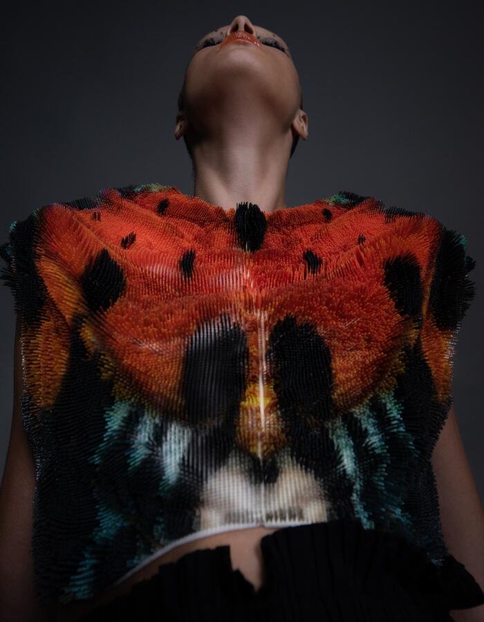 Vista frontal de la modelo llevando el Setae Jacket de Julia Koerner publicada en 2019. la imagen se ven los detalles de la pieza de moda fabricada con impresion 3D e inspirada en una mariposa de Madagascar