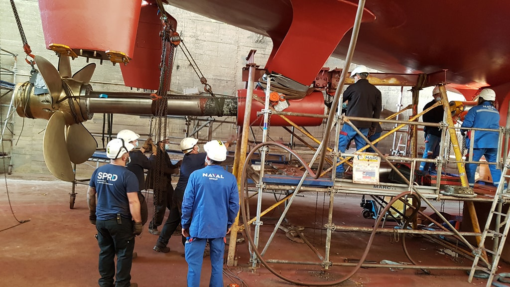 Trabajadores de Naval Group durante la fabricación de la hélice fabricada con tecnologia 3D y WAAM