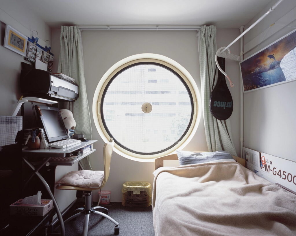 Imagen del interior de una habitación cápsula de la Nagaki Capsule Tower en Tokio.