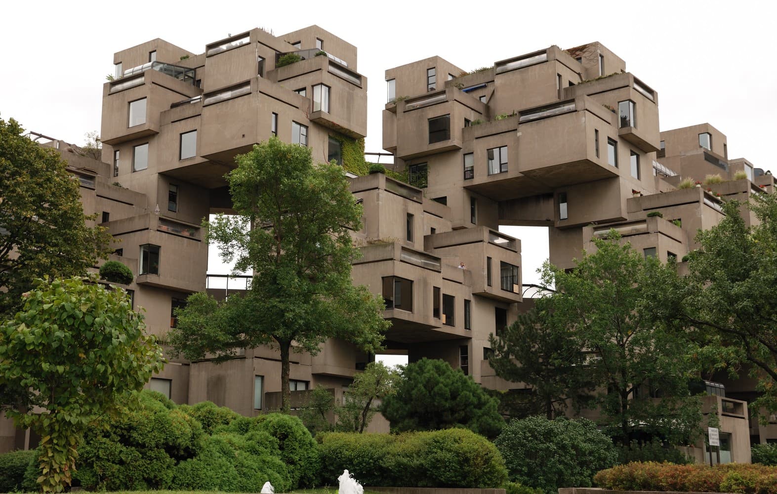 Primer plano de los módulos de concreto de Habitat 67, diseño innovador de Moshe Safdie basado en la arquitectura brutalista