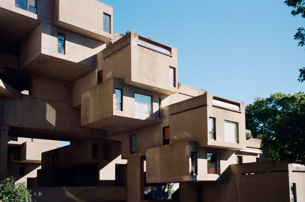 Estructura modular de Habitat 67 con terrazas privadas y vegetación, representando la visión de Moshe Safdie sobre la vivienda urbana