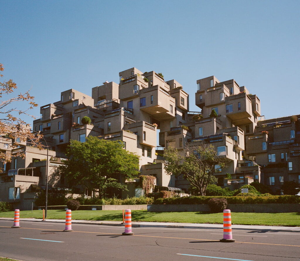 Fotografía de Habitat 67 en Montreal, una obra icónica de Moshe Safdie reconocida por su estructura modular flotante