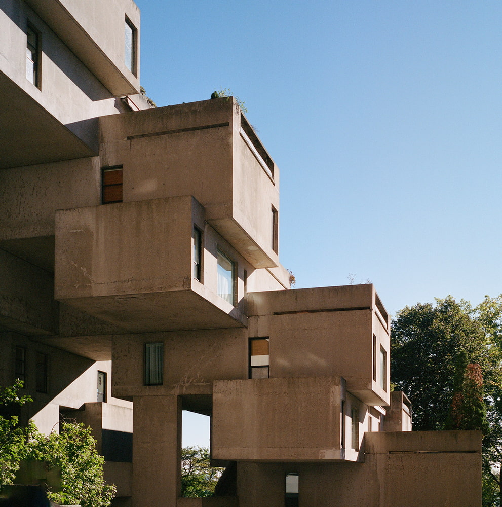 Vista de los volúmenes flotantes de Habitat 67, un experimento arquitectónico de Moshe Safdie que combinó prefabricación y brutalismo.